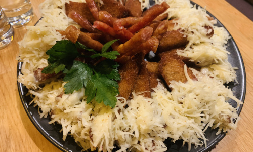 Kepta duona su sūrio padažu