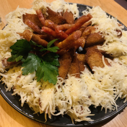 Kepta duona su sūrio padažu