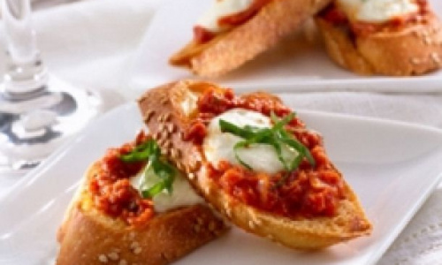 Brusketos su alyvuogių ikrais ir serano