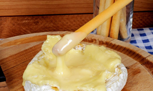 Avinžirniai su žaliuoju pesto ir spirgučiais